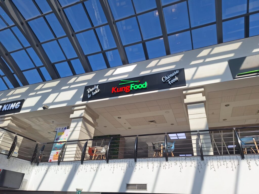 Caseta alucobond cu litere volumetrice iluminate LED