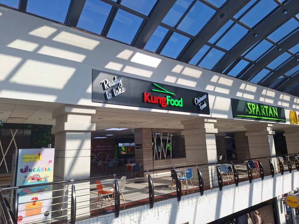 Caseta alucobond cu litere volumetrice iluminate LED