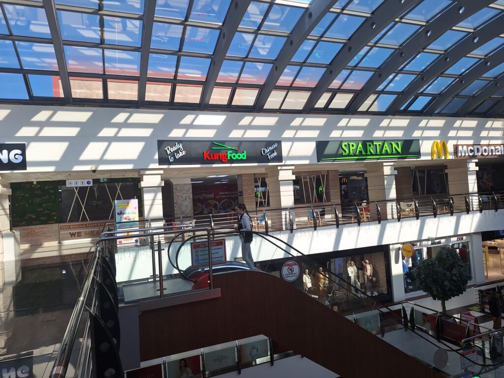 Caseta alucobond cu litere volumetrice iluminate LED
